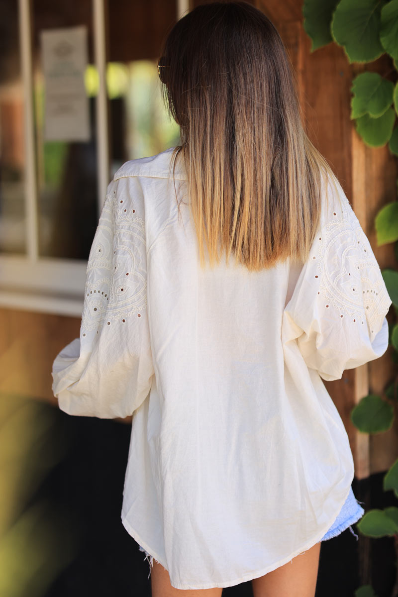 Blusa de algodón crudo con cuello camisero y bordado de corazón mandala en los hombros