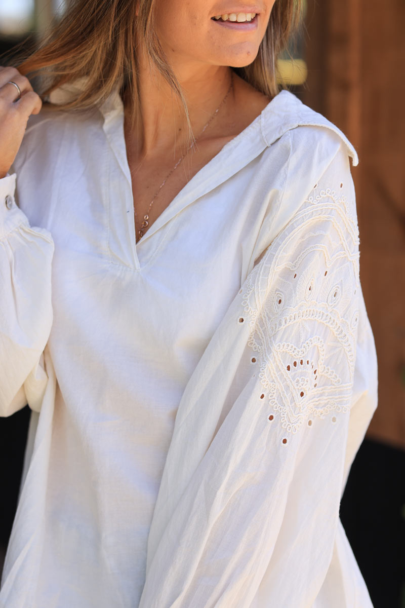 Blouse en coton écrue col chemise broderie cœur mandala sur les épaules