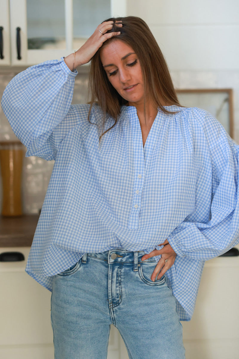 Blouse en coton effet gaufré motif carreaux vichy bleu ciel