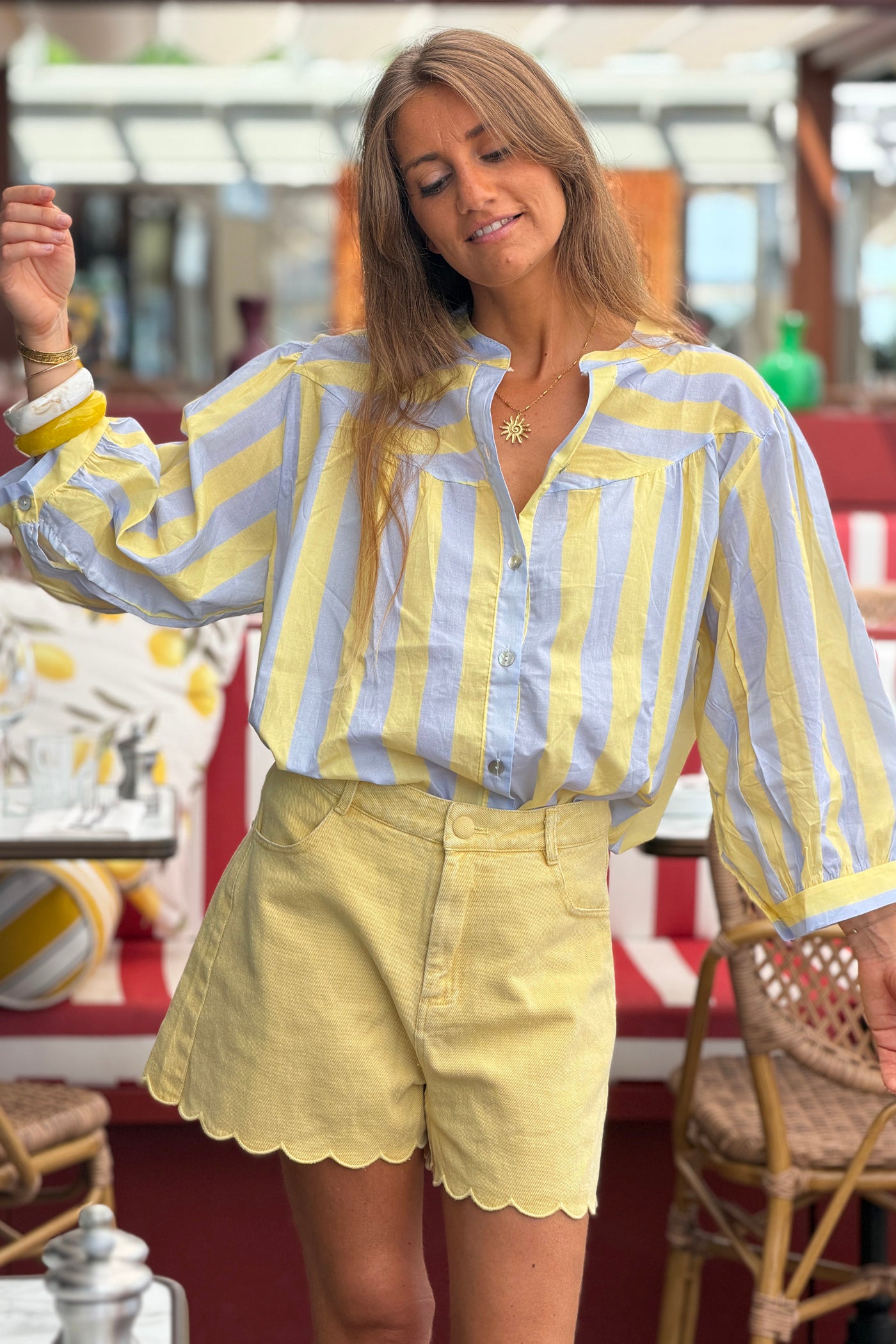 Blouse en coton imprimé à rayures bleu et jaune avec boutons