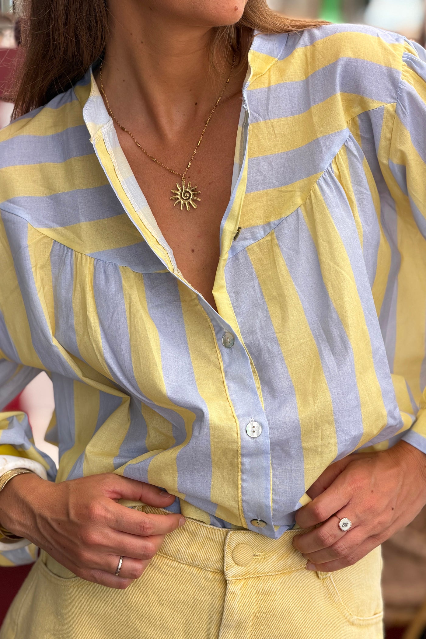 Blouse en coton imprimé à rayures bleu et jaune avec boutons