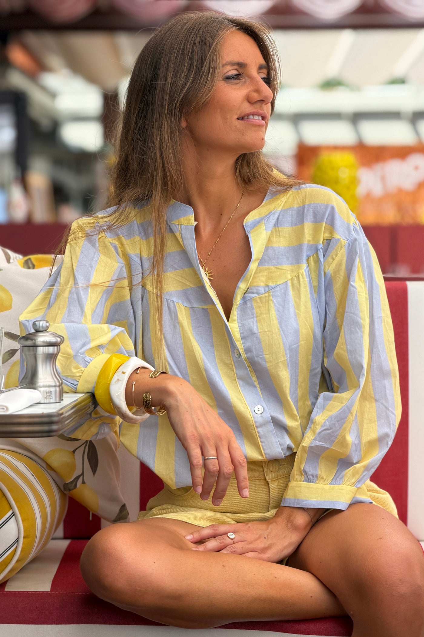 Blouse en coton imprimé à rayures bleu et jaune avec boutons