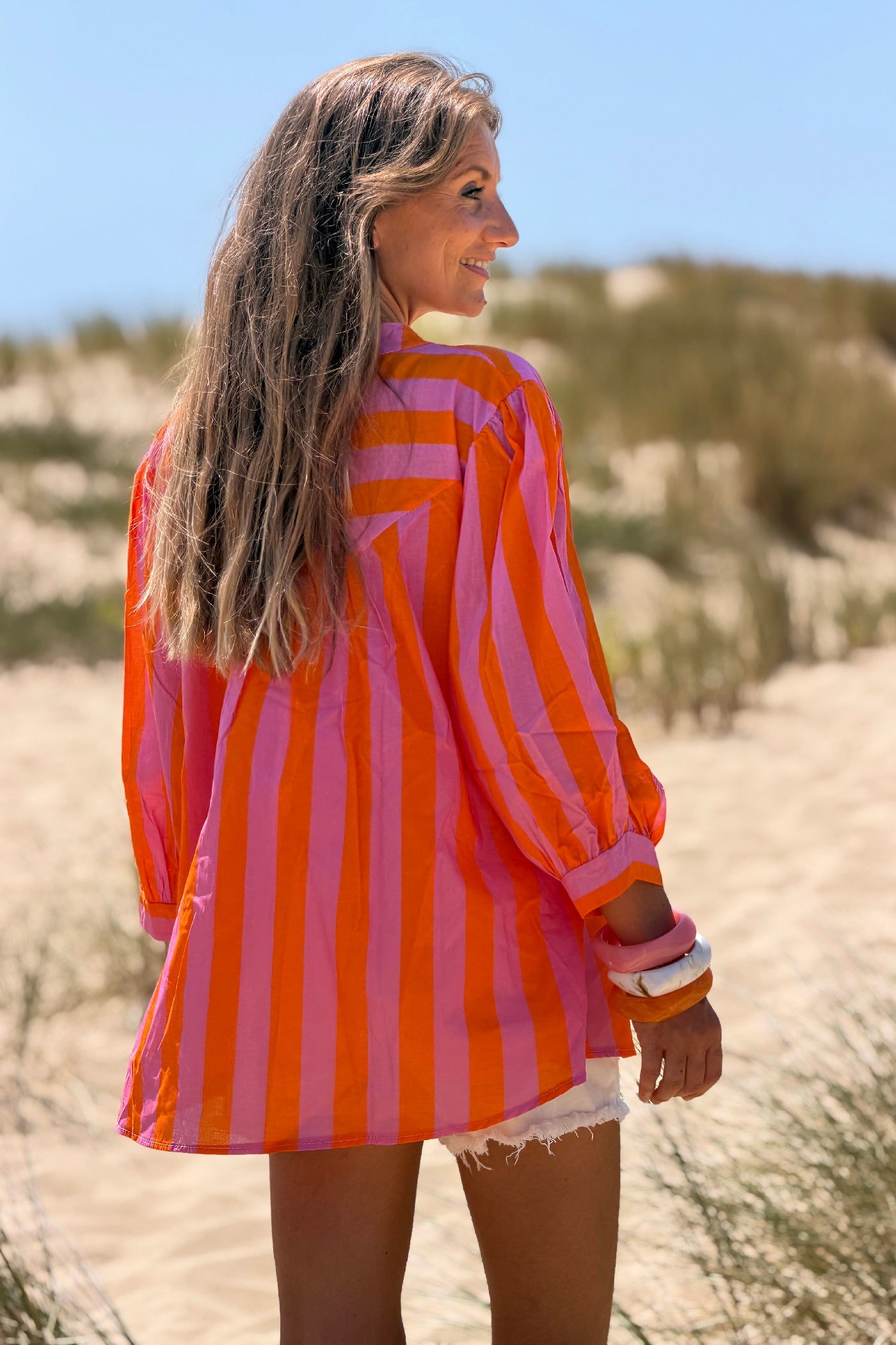Blouse en coton imprimé à rayures roses et oranges avec boutons
