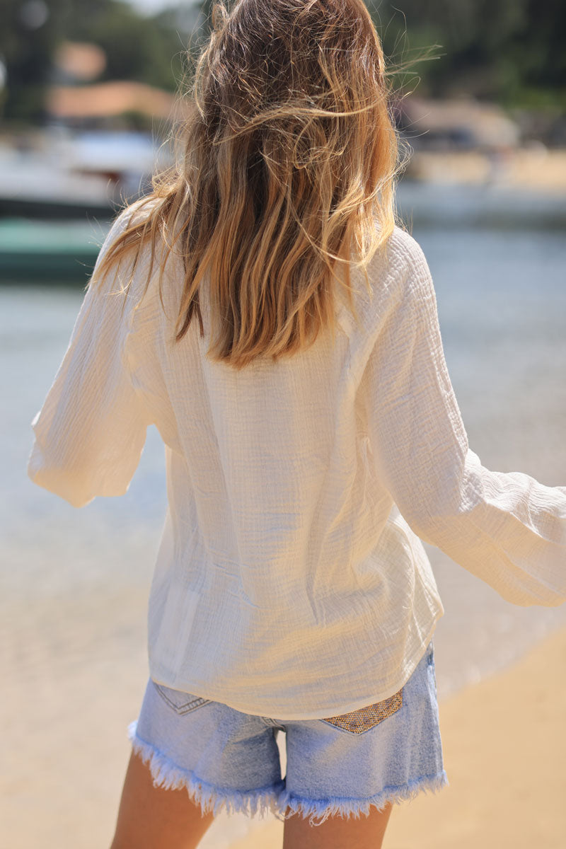 Blusa de gasa de algodón blanca con bordado y cuello de cachemir azul