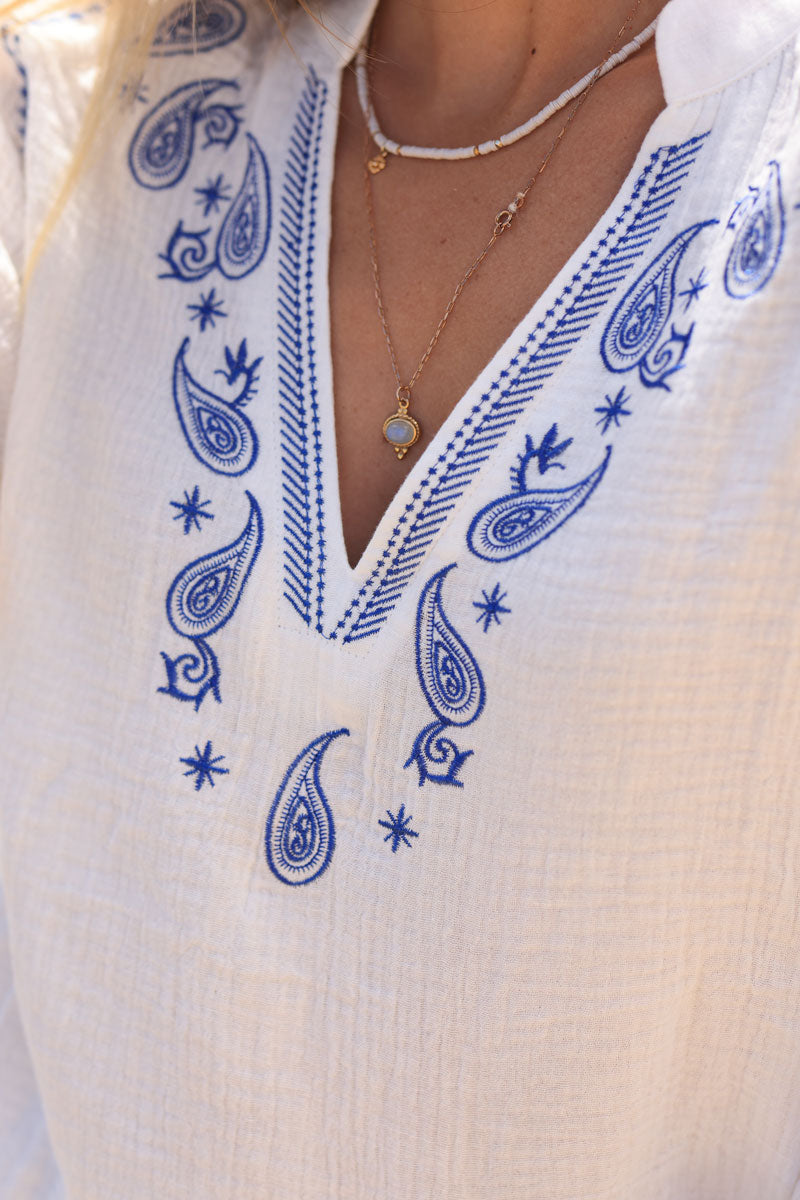 Blusa de gasa de algodón blanca con bordado y cuello de cachemir azul