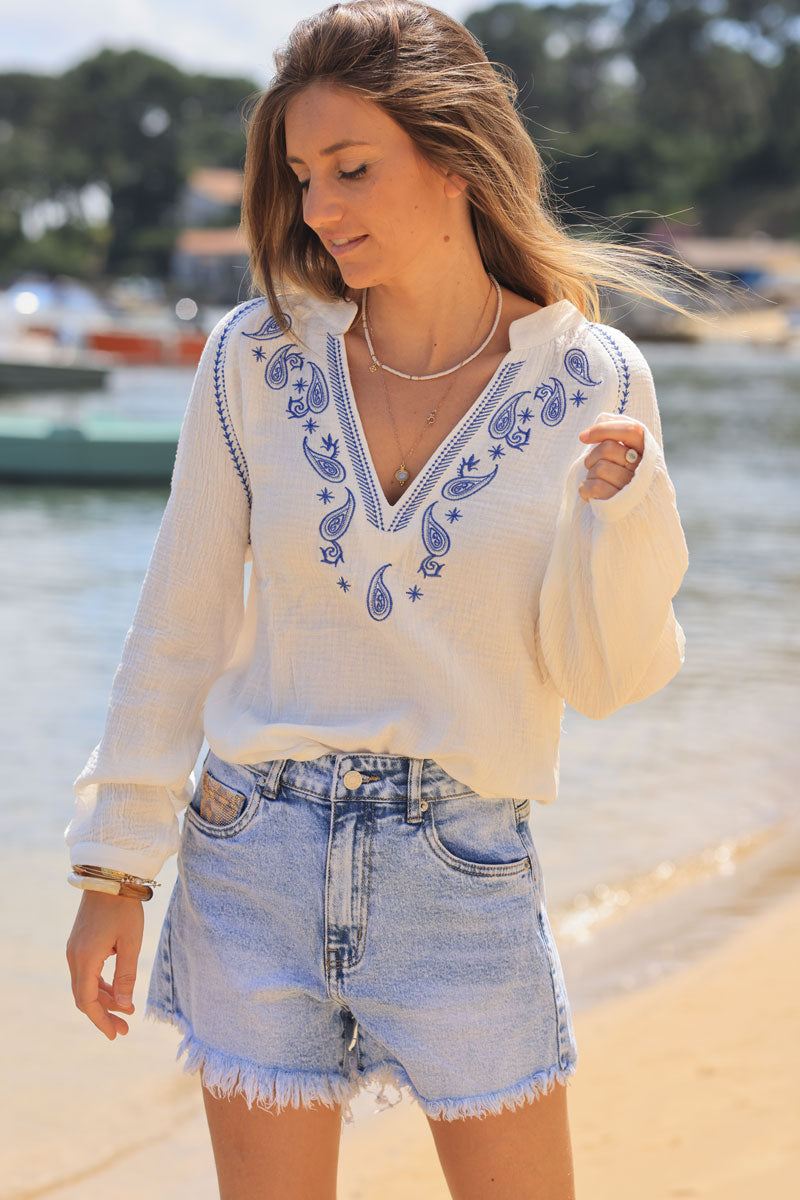 Blusa de gasa de algodón blanca con bordado y cuello de cachemir azul