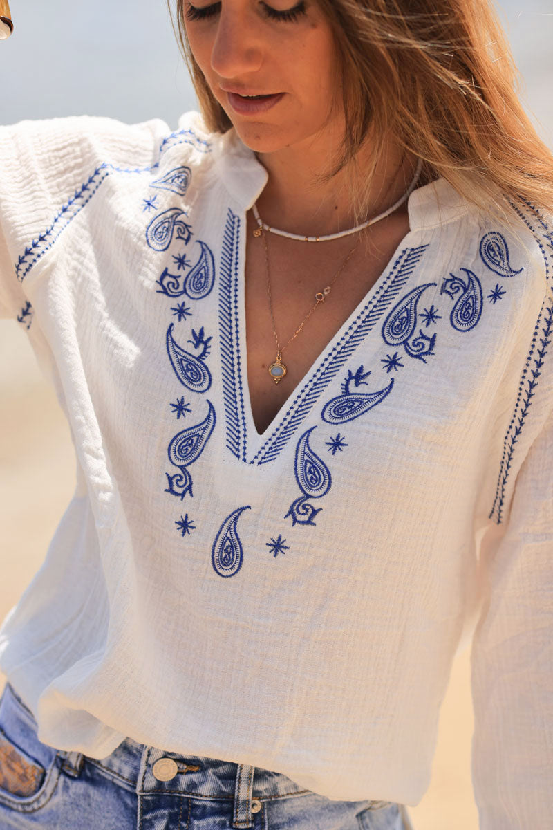 Blusa de gasa de algodón blanca con bordado y cuello de cachemir azul