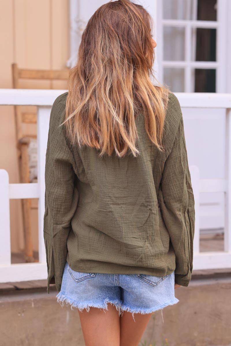 Blusa caqui de gasa de algodón con bordado de cachemira en el cuello