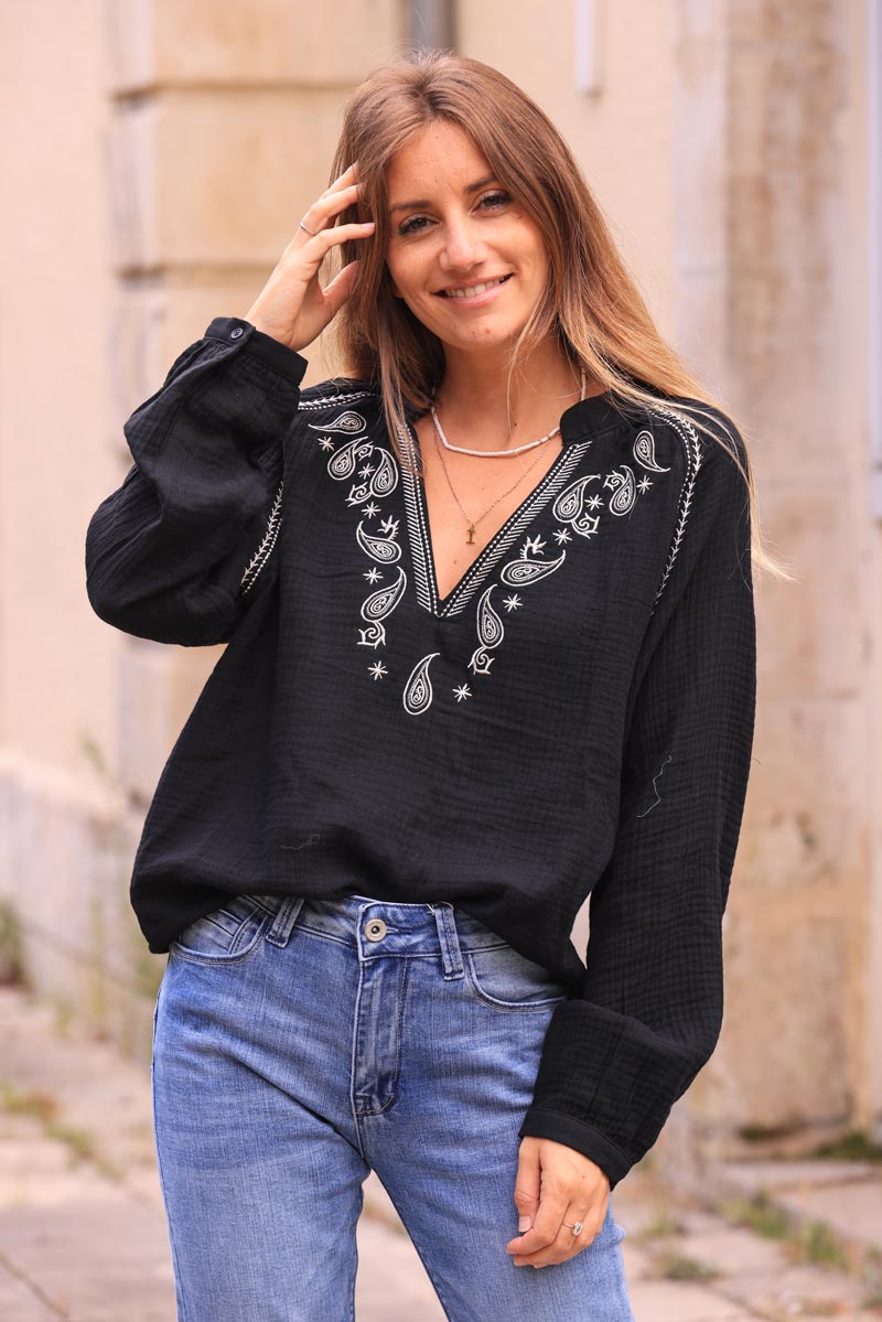 Blusa de gasa de algodón negra con bordado y cuello de cachemir blanco