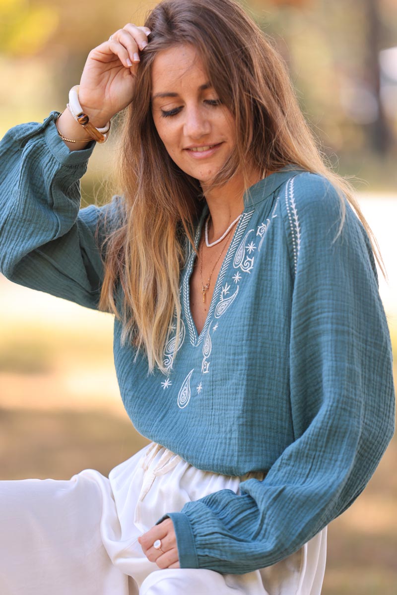 Blusa de gasa de algodón verde celadón oscuro con bordado y cuello de cachemir blanco