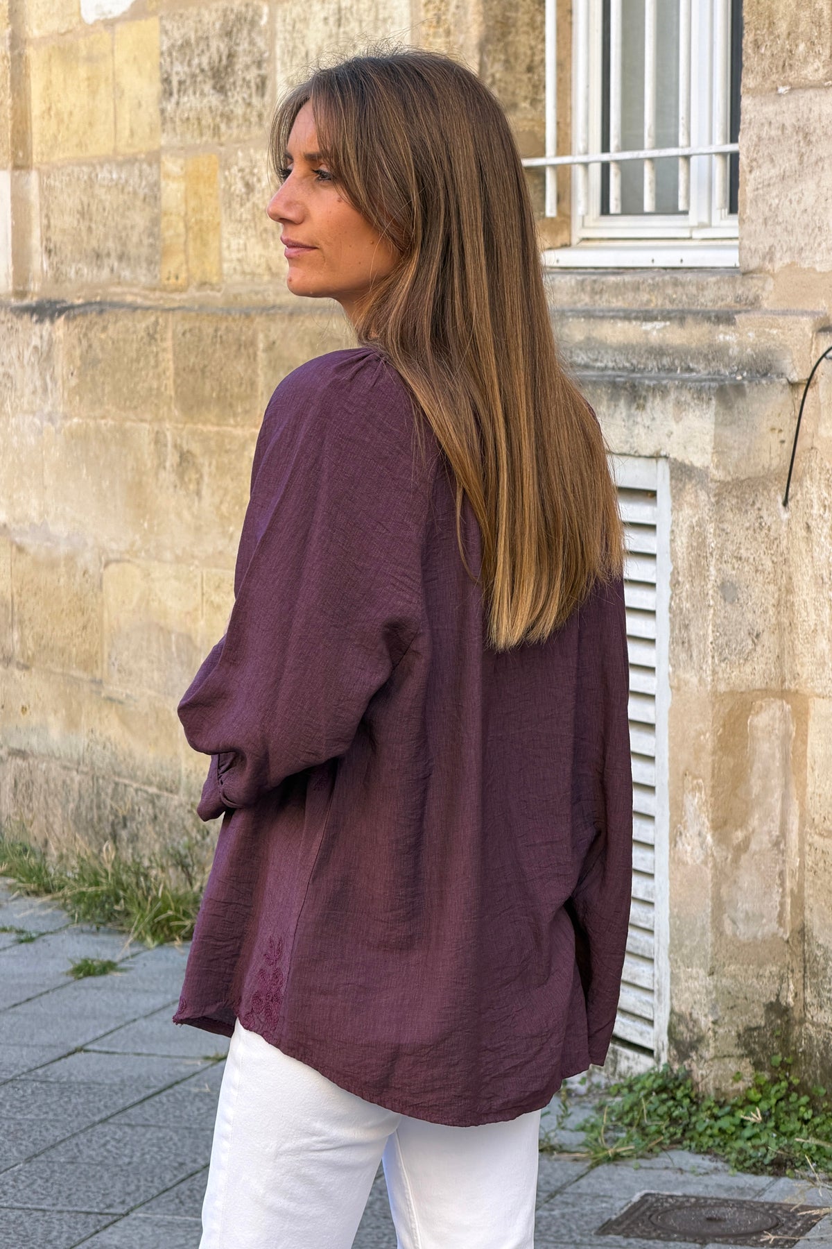 Blouse fluide aubergine à boutons broderie fleurs