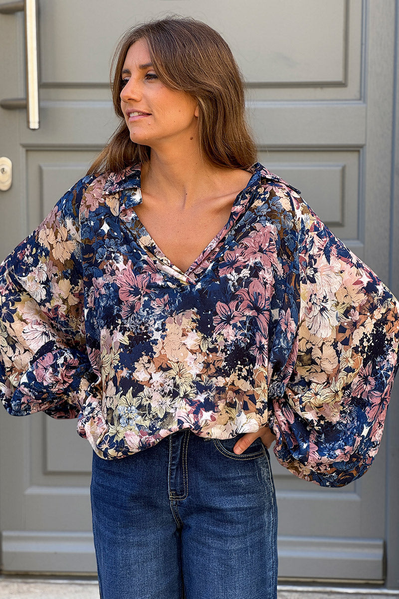 Blouse fluide bleu marine imprimé fleurs beige et bois de rose col chemise