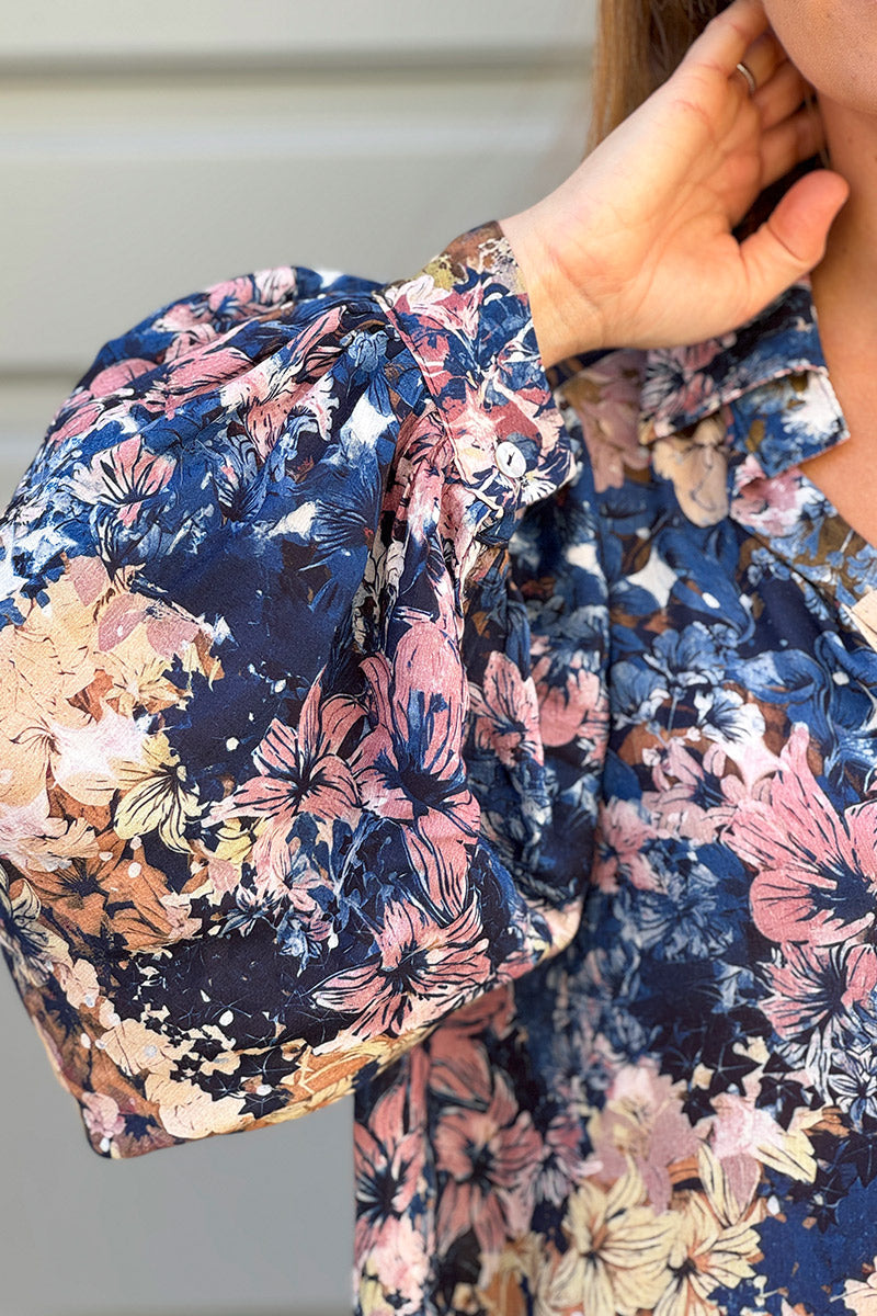 Blouse fluide bleu marine imprimé fleurs beige et bois de rose col chemise