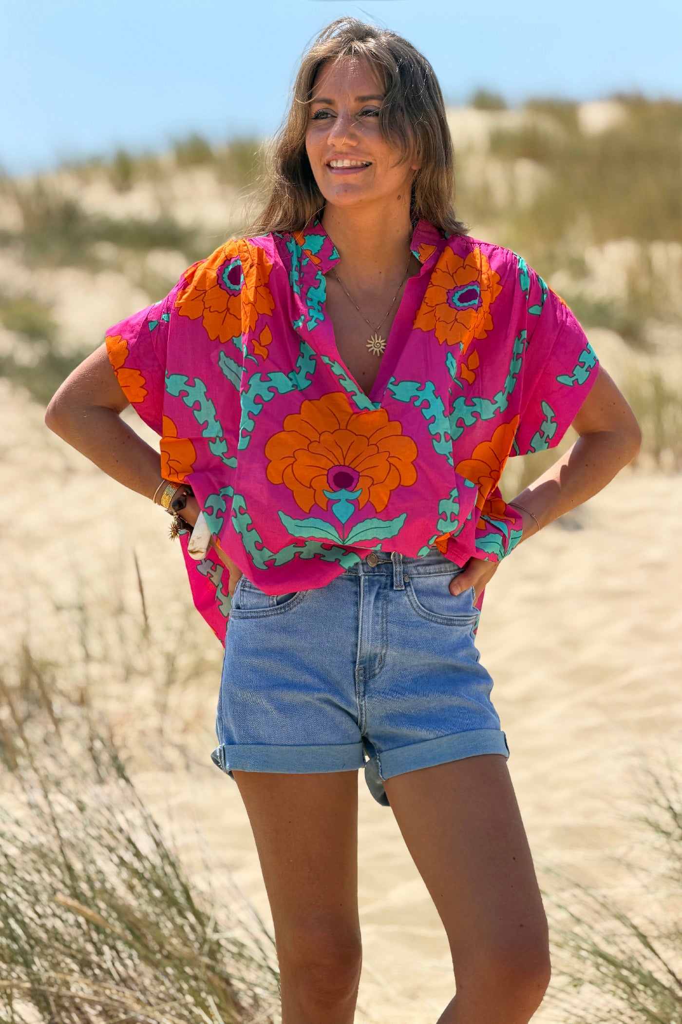 Blouse fuchsia grosses fleurs orange col v