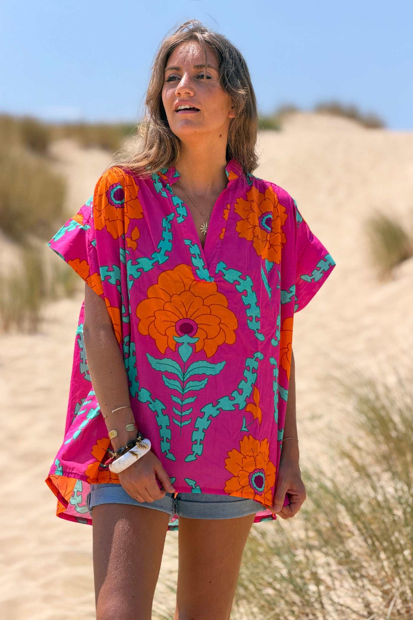 Blouse fuchsia grosses fleurs orange col v