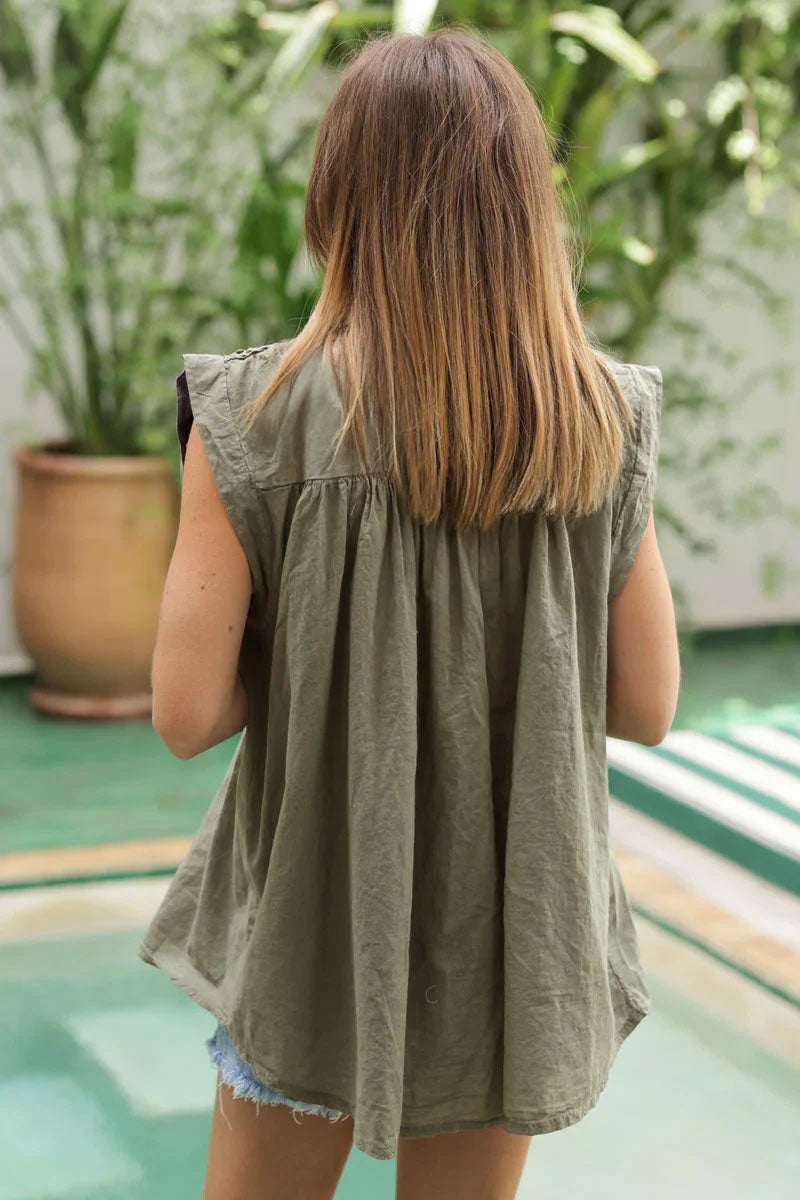 Blouse kaki sans manches boutonnée col smocké