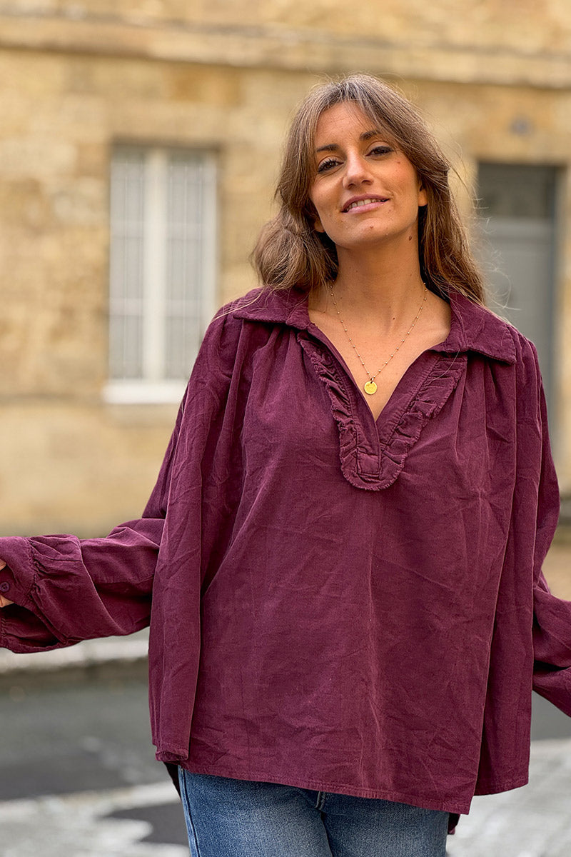Blouse large aubergine en velours côtelé fin col v froufrou