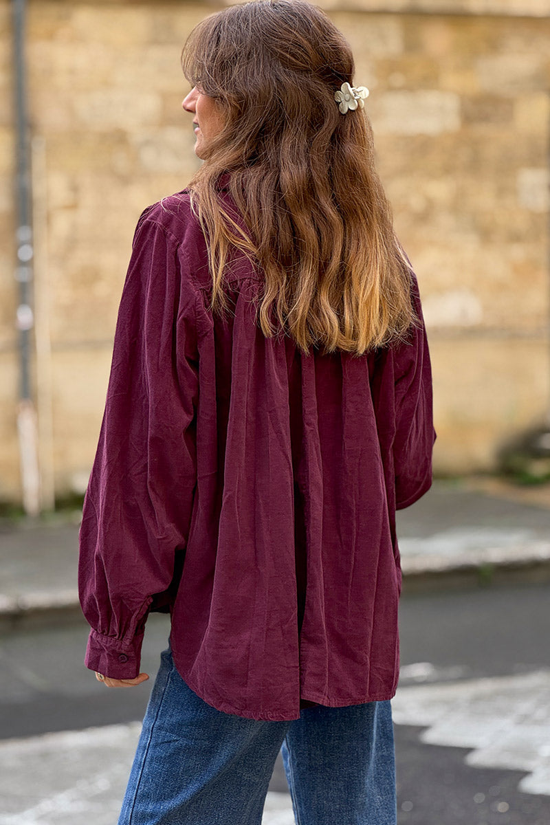 Blouse large aubergine en velours côtelé fin col v froufrou