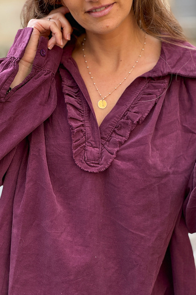 Blouse large aubergine en velours côtelé fin col v froufrou