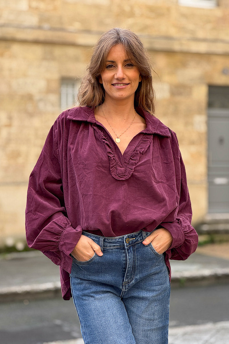 Blouse large aubergine en velours côtelé fin col v froufrou