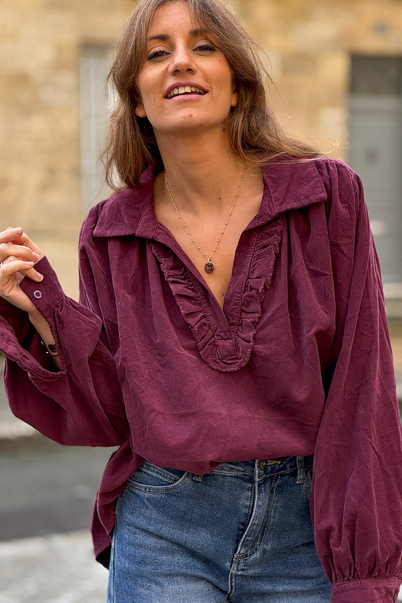 Blouse large aubergine en velours côtelé fin col v froufrou
