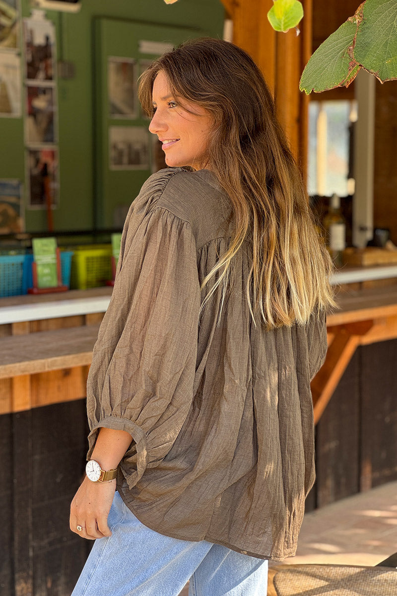 Blouse large boutonnée en voile de coton kaki fonce manches trois-quart