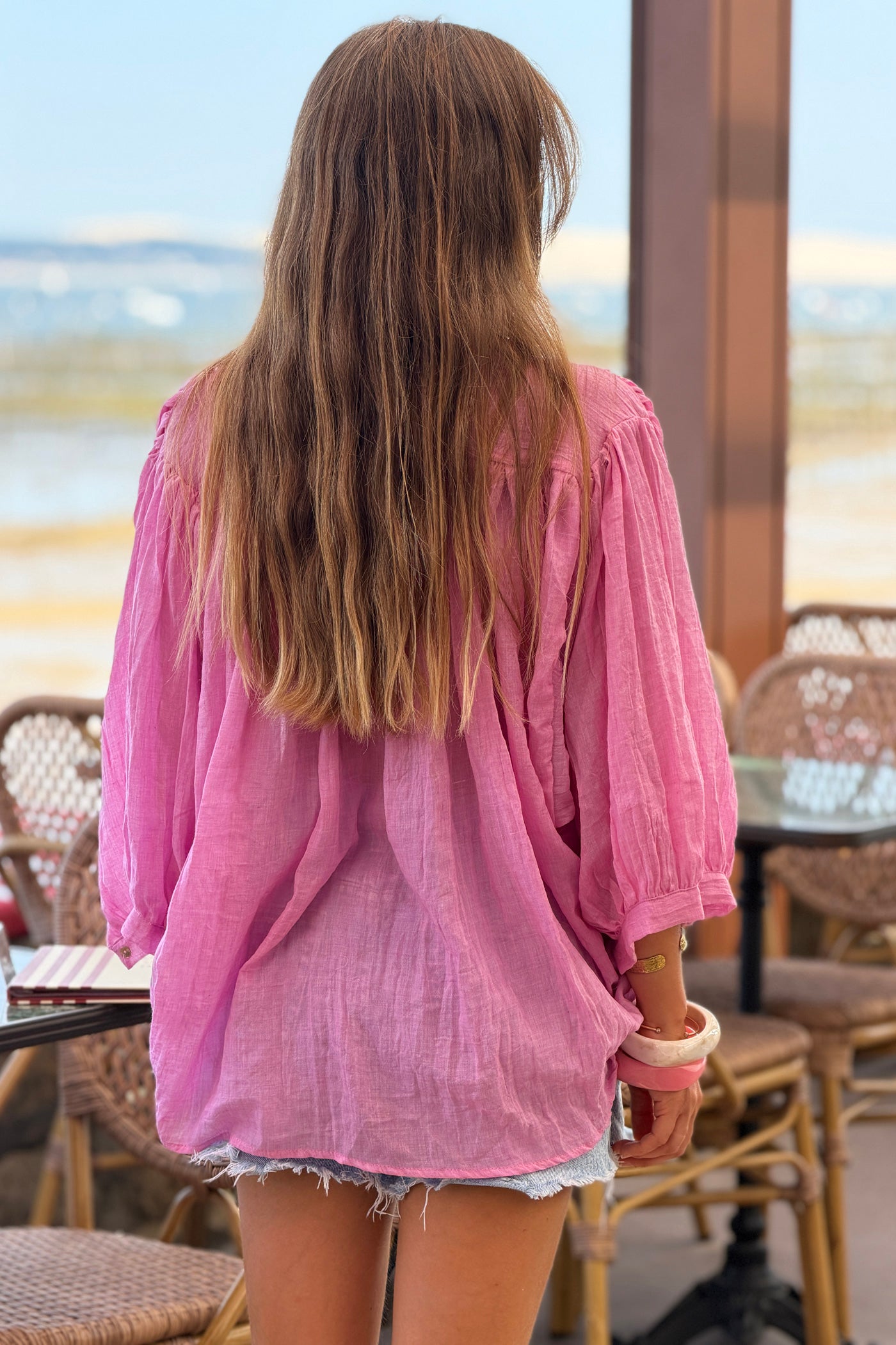 Blouse large boutonnée en voile de coton rose manches trois-quart
