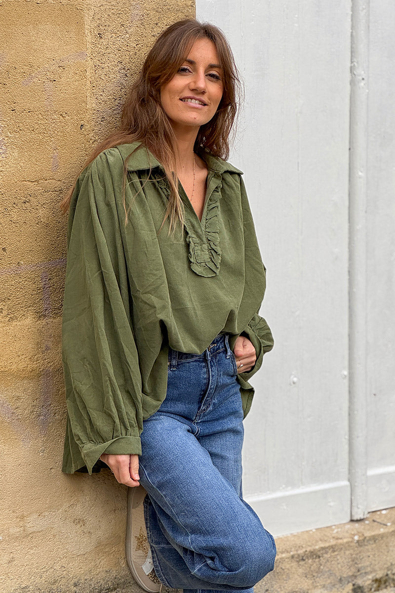 Blouse large kaki en velours cotele fin col v froufrou