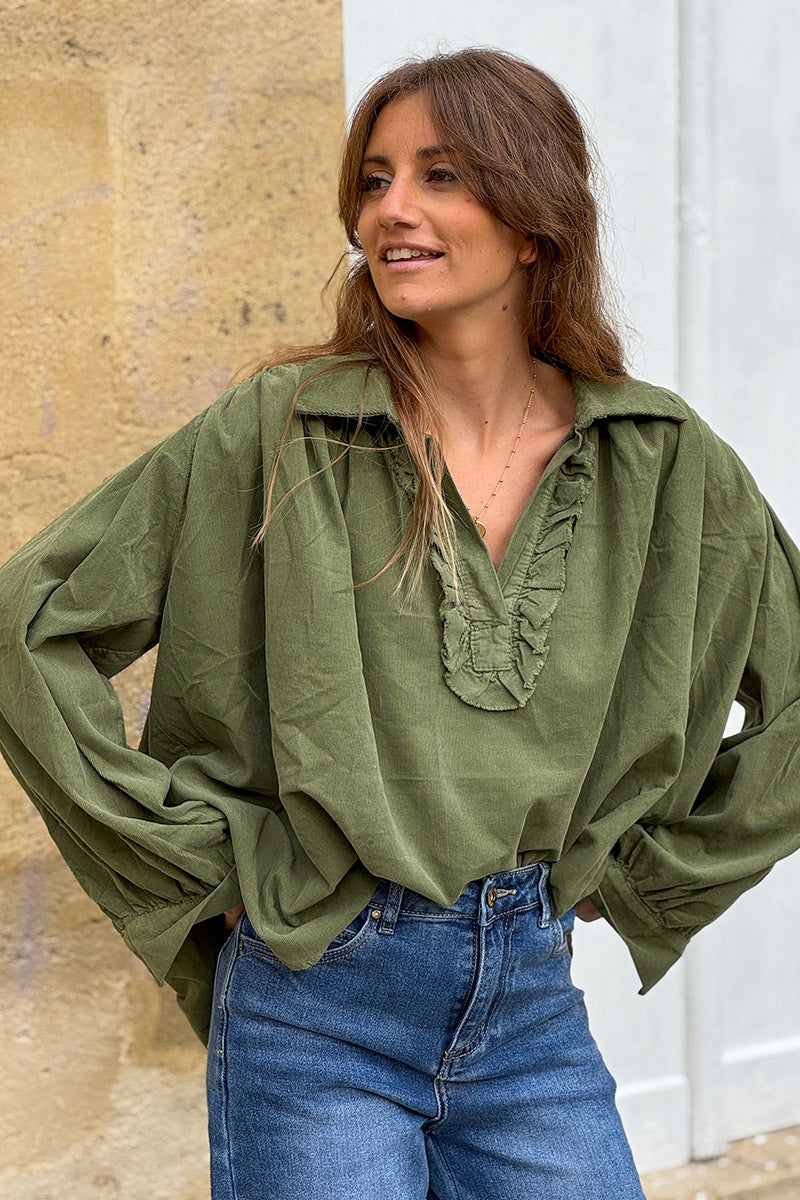 Blouse large kaki en velours cotele fin col v froufrou