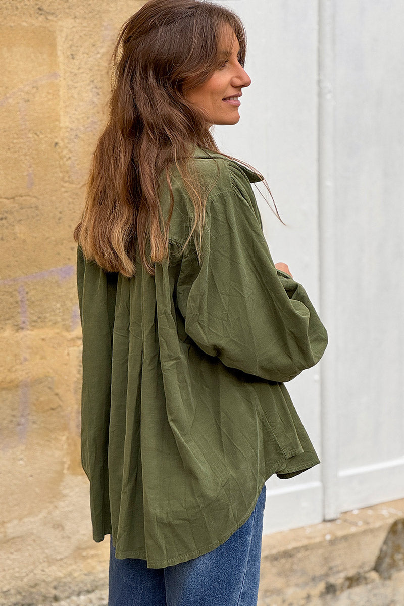 Blouse large kaki en velours cotele fin col v froufrou