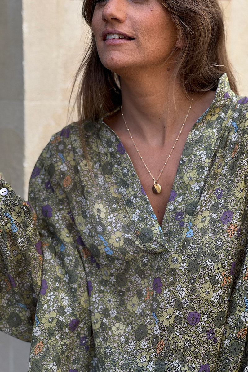 Blouse large vert kaki en coton imprimé petites fleurs col v