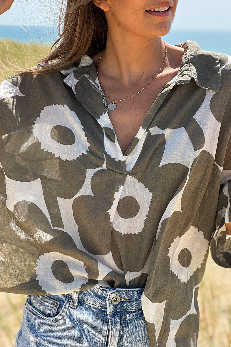 Blouse légère en voile de coton écru motifs grandes fleurs kaki col chemise v