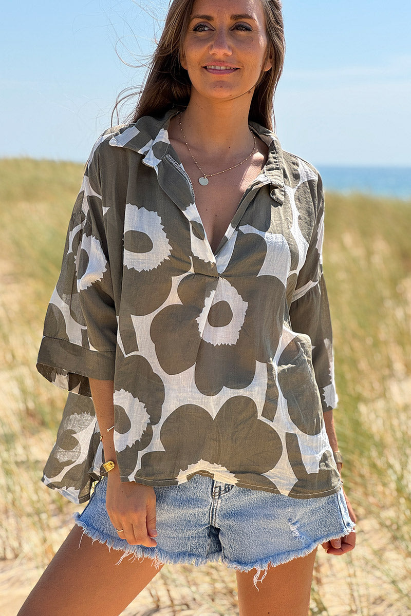 Blouse légère en voile de coton écru motifs grandes fleurs kaki col chemise v