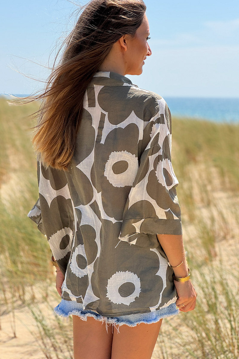 Blouse légère en voile de coton écru motifs grandes fleurs kaki col chemise v