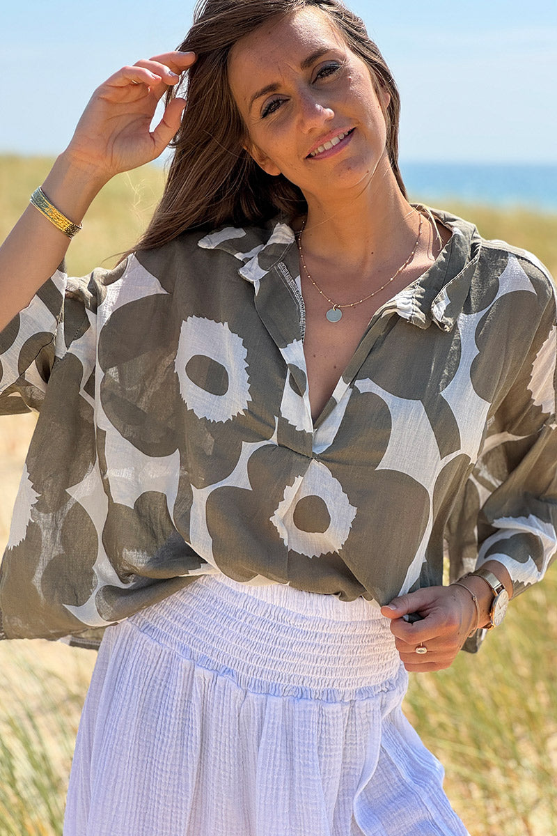 Blouse légère en voile de coton écru motifs grandes fleurs kaki col chemise v