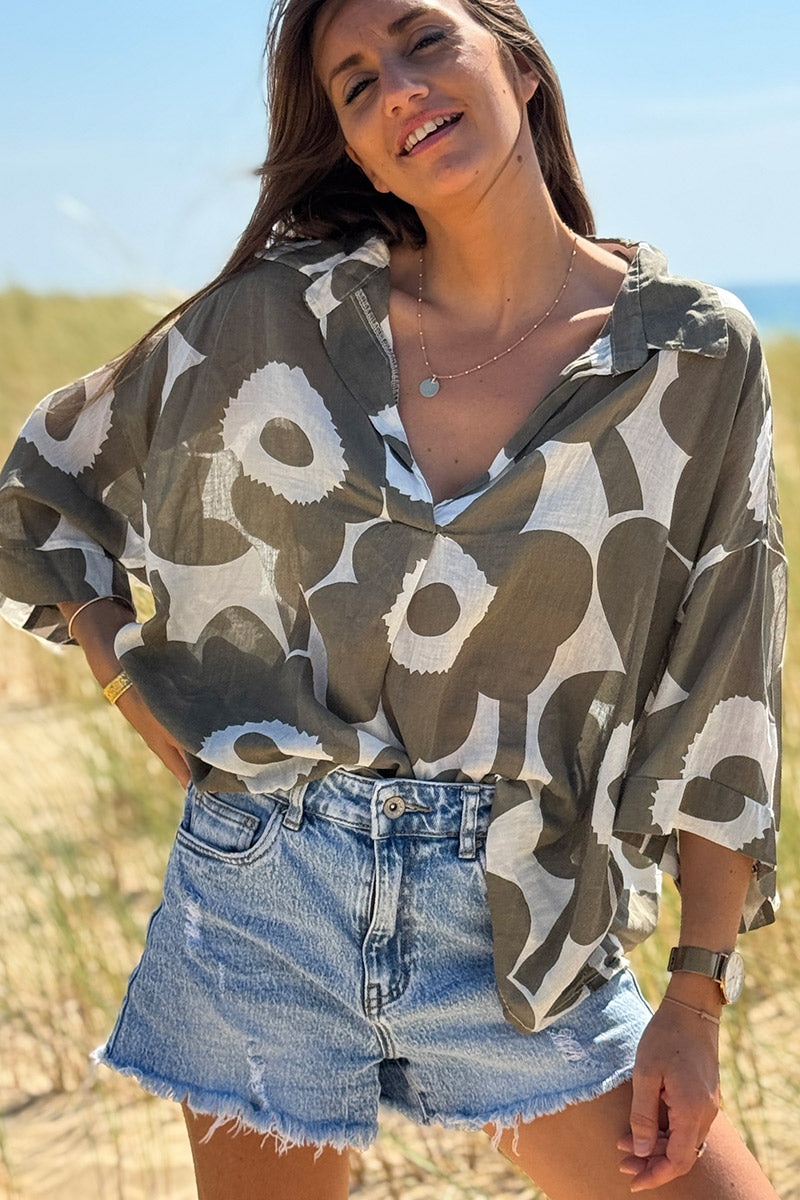 Blouse légère en voile de coton écru motifs grandes fleurs kaki col chemise v