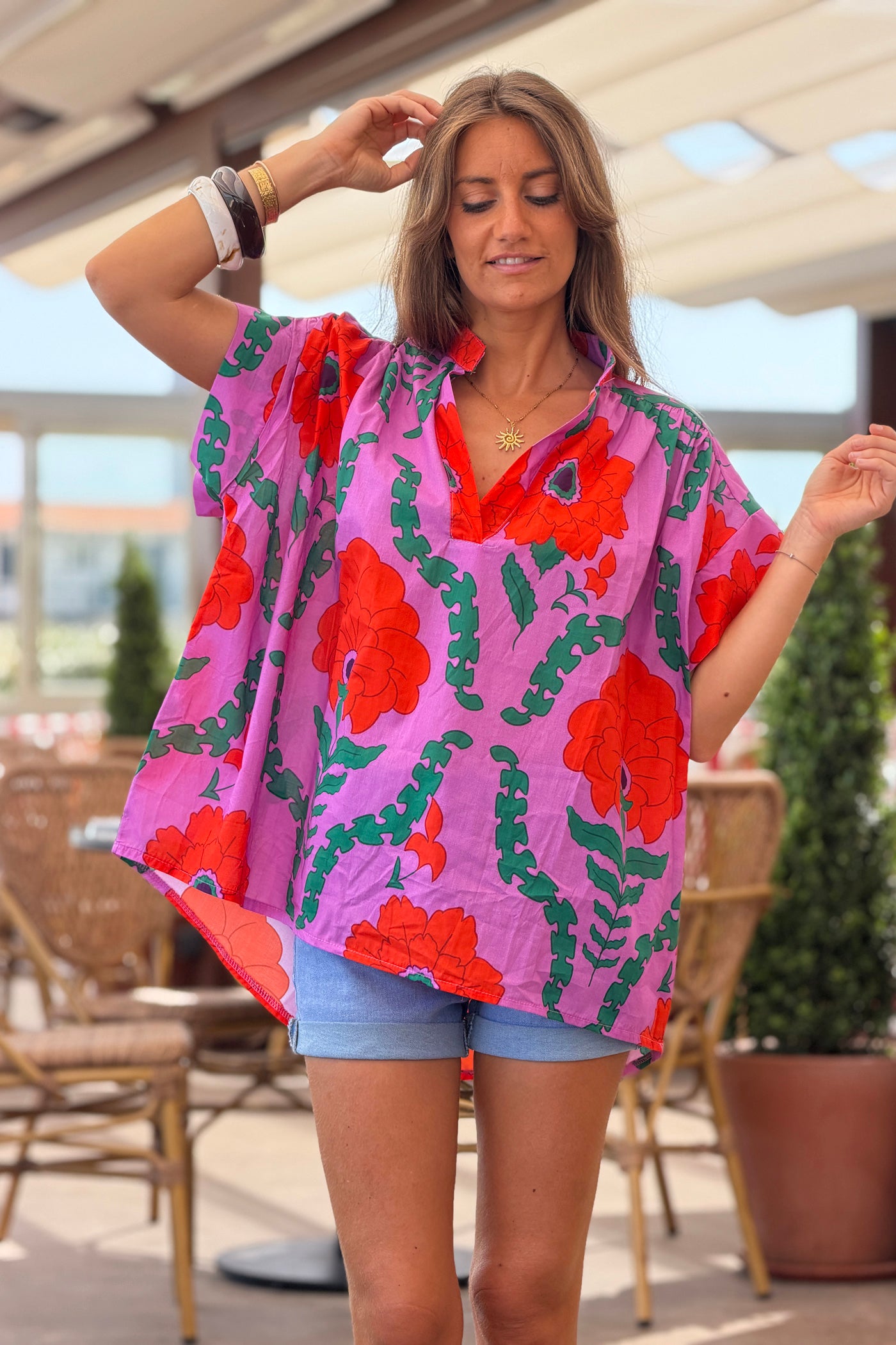 Blouse lilas grosses fleurs corail col v