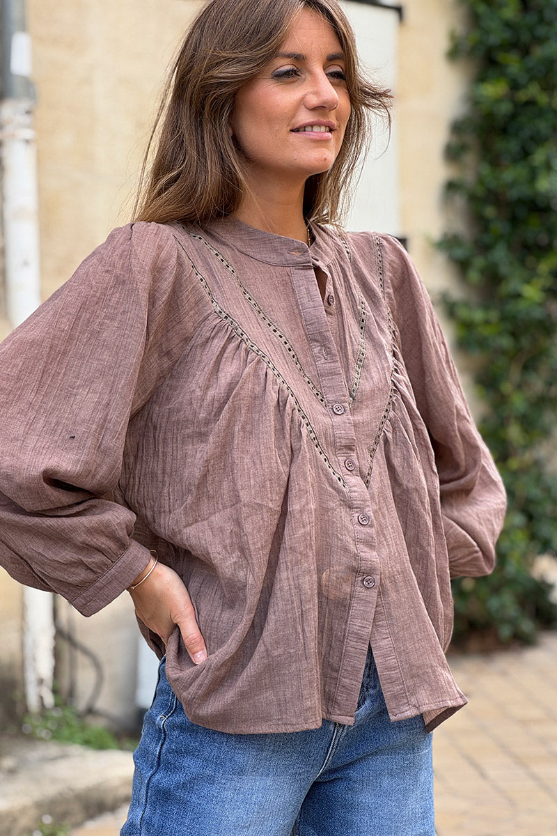 Blouse marron clair en coton a boutons col v broderie ajourée