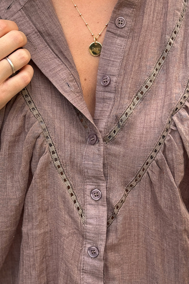 Blouse marron clair en coton a boutons col v broderie ajourée