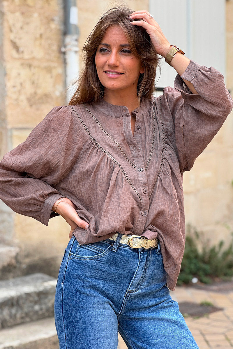 Blouse marron clair en coton a boutons col v broderie ajourée