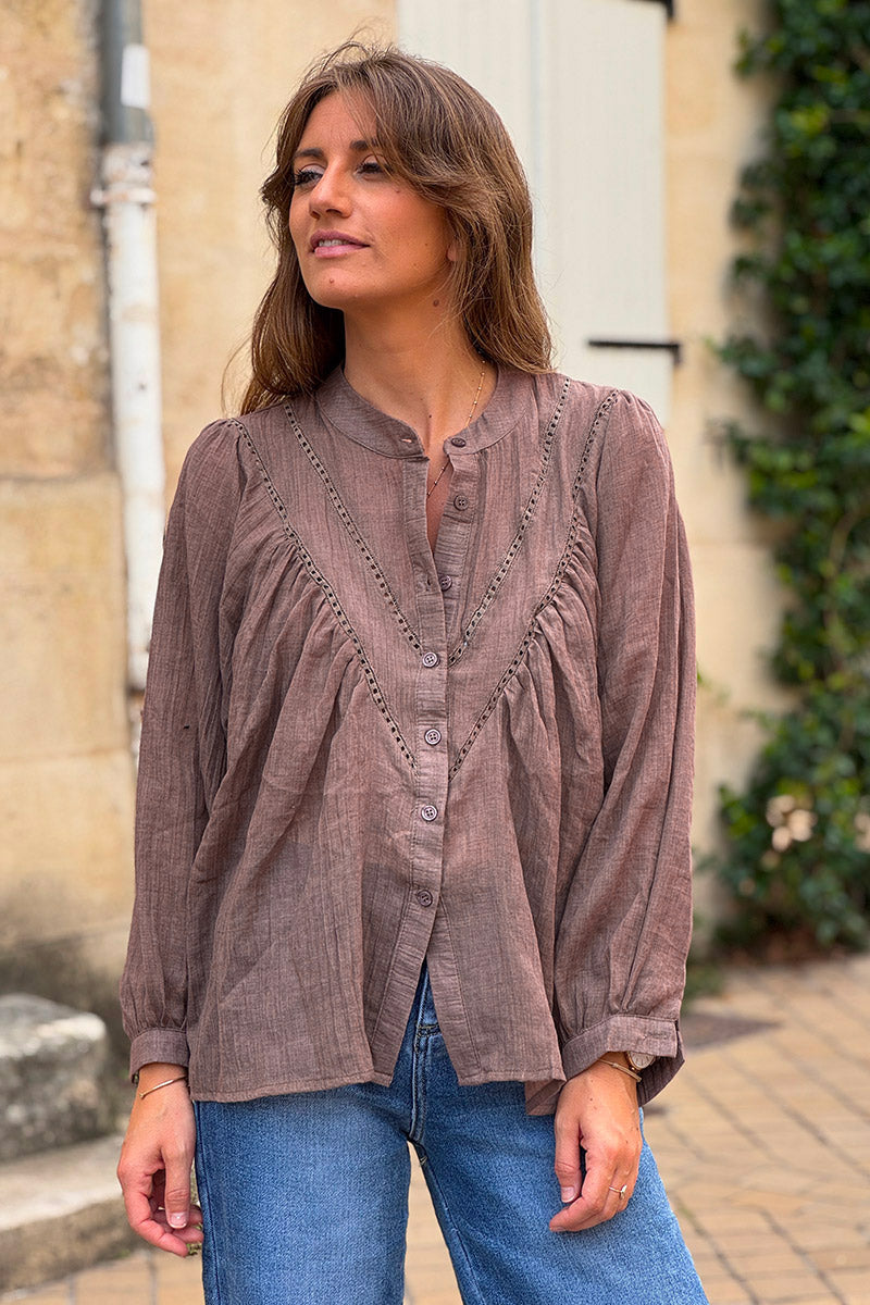 Blouse marron clair en coton a boutons col v broderie ajourée