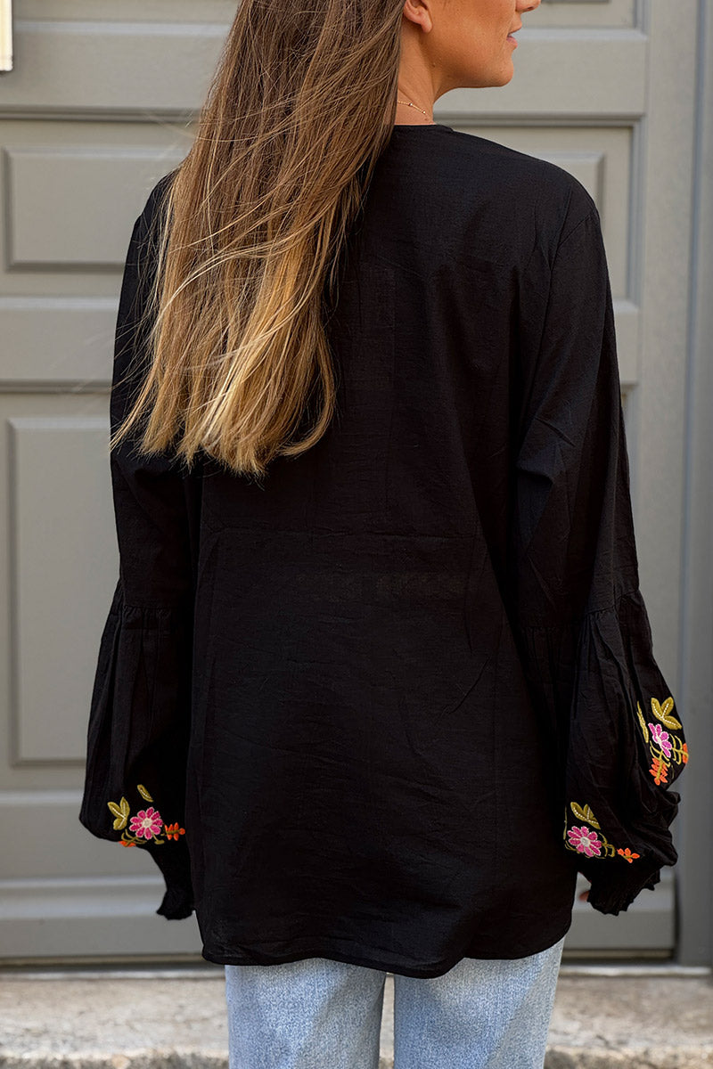 Blouse noir col broderie ethnique colorée fleurs et perles dorées petits boutons
