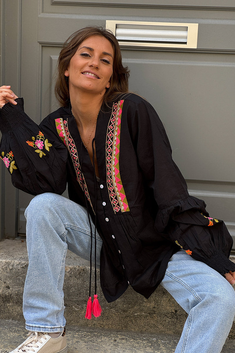 Blouse noir col broderie ethnique colorée fleurs et perles dorées petits boutons