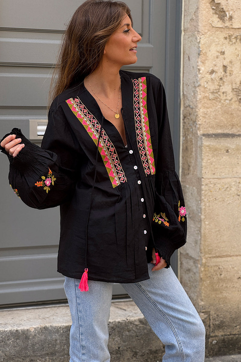 Blouse noir col broderie ethnique colorée fleurs et perles dorées petits boutons