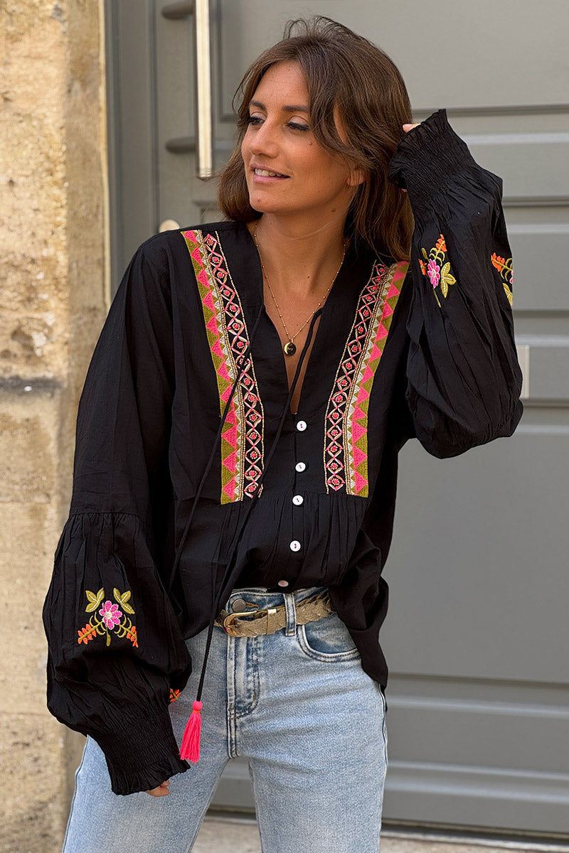Blouse noir col broderie ethnique colorée fleurs et perles dorées petits boutons