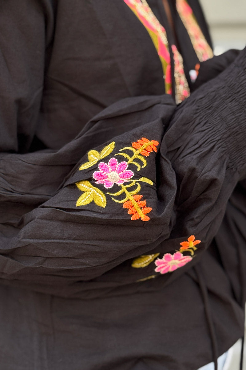 Blouse noir col broderie ethnique colorée fleurs et perles dorées petits boutons