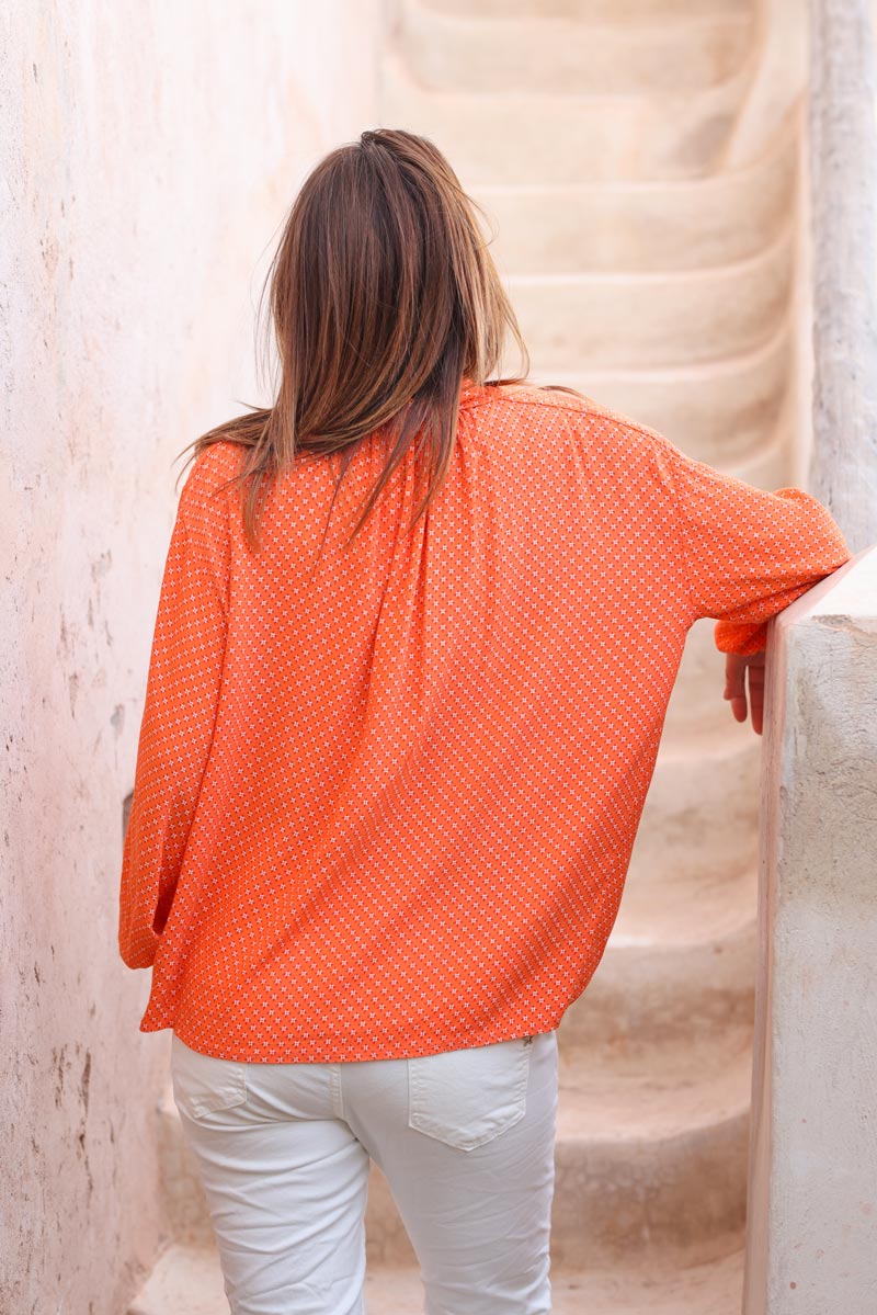 Blouse orange fluide col chemise en v imprime petite fleurs H065 (1)