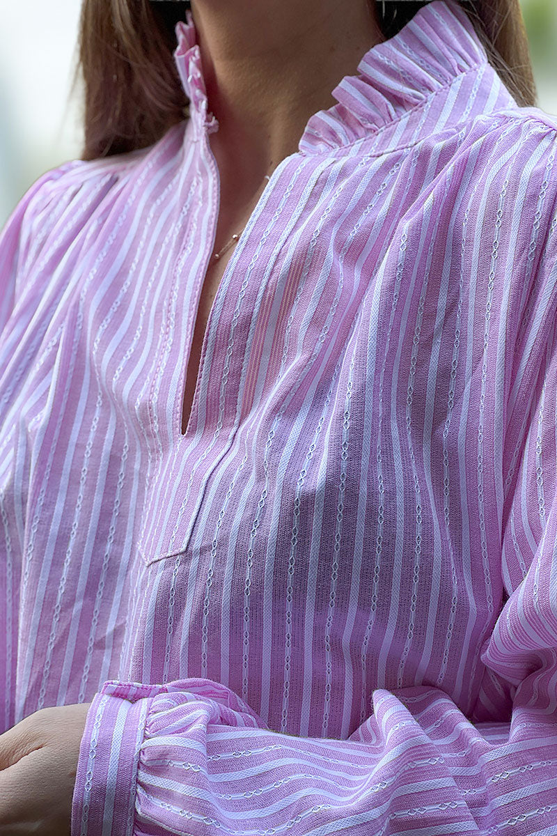 Blouse rose en coton a rayures détails ajourés col avec volants froufrous