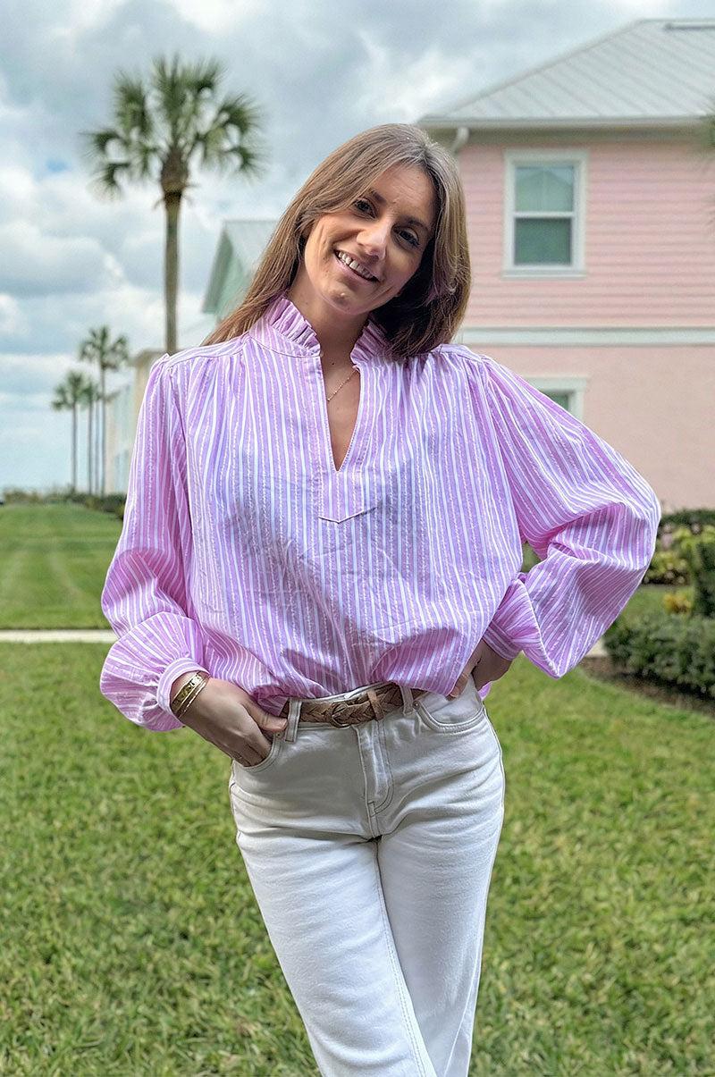 Blouse rose en coton a rayures détails ajourés col avec volants froufrous