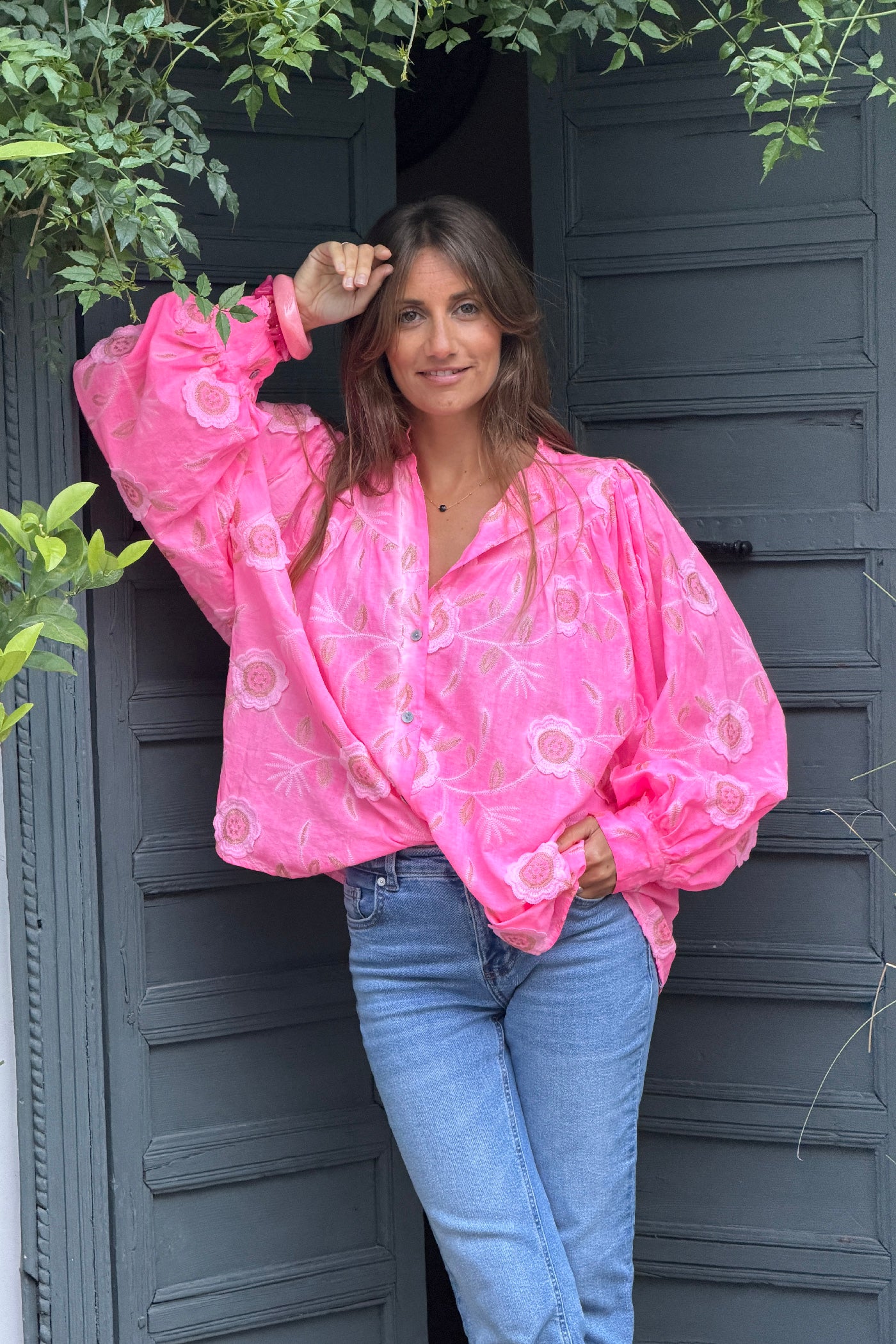 Blouse rose fluo manches chauve souris broderie fleurs détail doré